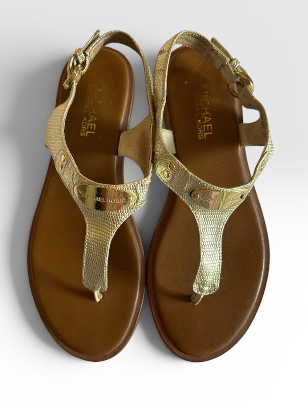 ✨ MICHAEL Michael Kors MK Plate Thong Sandals Pale Gold Metallic Lizard Size 7M